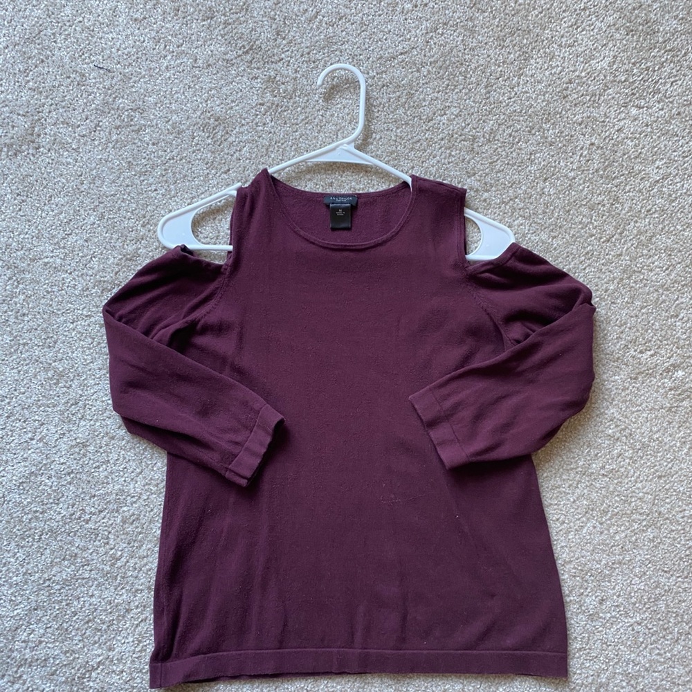 Off the shoulders sweater. Shoulder cutout